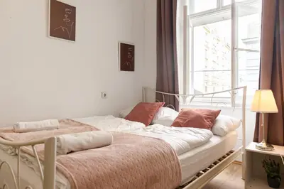 Ein Bett oder Betten in einem Zimmer der Unterkunft Comfortable 2BR Apt Central & Well Connected