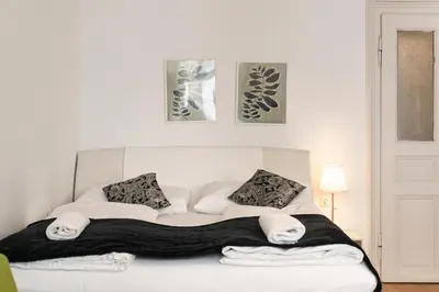 Ein Bett oder Betten in einem Zimmer der Unterkunft Comfortable 2BR Apt Central & Well Connected