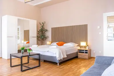 Ein Bett oder Betten in einem Zimmer der Unterkunft Charming 2BR Aprtment Near all Tourist Attractions