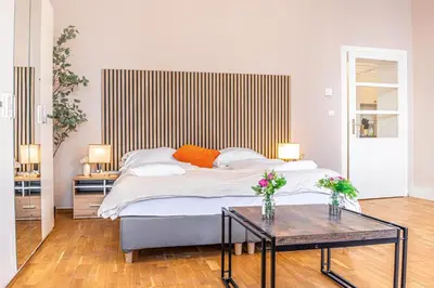 Ein Bett oder Betten in einem Zimmer der Unterkunft Charming 2BR Aprtment Near all Tourist Attractions