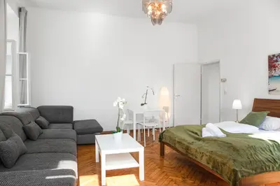 Ein Bett oder Betten in einem Zimmer der Unterkunft Stylish Multi Apt Perfect for Group Stays