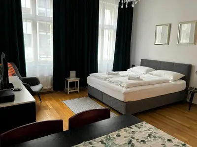 Ein Bett oder Betten in einem Zimmer der Unterkunft Casa Nostra - Ruhig & zentral wohnen am Augarten