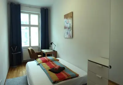 Ein Bett oder Betten in einem Zimmer der Unterkunft Casa Nostra - Ruhig & zentral wohnen am Augarten