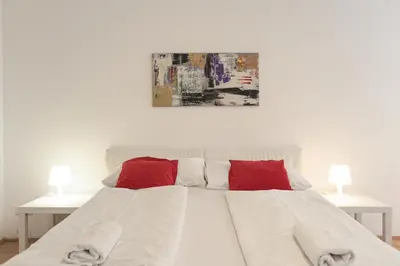 Ein Bett oder Betten in einem Zimmer der Unterkunft Spacious 3BR Apt Next to Belvedere Perfect for short term stays