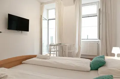Ein Bett oder Betten in einem Zimmer der Unterkunft Spacious 3BR Apt Next to Belvedere Perfect for short term stays