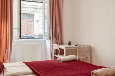 Ein Bett oder Betten in einem Zimmer der Unterkunft Spacious 3BR Apt Next to Belvedere Perfect for short term stays