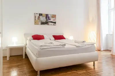 Ein Bett oder Betten in einem Zimmer der Unterkunft Spacious 3BR Apt Next to Belvedere Perfect for short term stays
