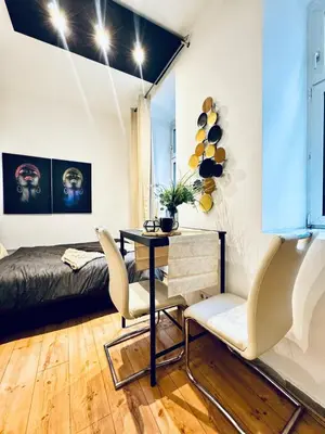 Ein Sitzbereich in der Unterkunft Studio for Two Close to Historic Rathausplatz