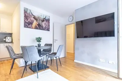 Küche/Küchenzeile in der Unterkunft 9-Min to City Center, Comfy 1BR and 1LR with Balcony