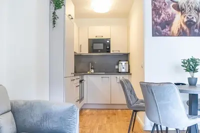 Küche/Küchenzeile in der Unterkunft 9-Min to City Center, Comfy 1BR and 1LR with Balcony