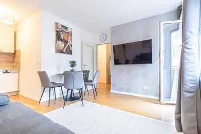 Küche/Küchenzeile in der Unterkunft Nice 1BR & 1LR Apt with Balcony, 9min to City Center