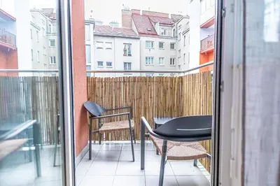 Ein Balkon oder eine Terrasse in der Unterkunft Nice 1BR & 1LR Apt with Balcony, 9min to City Center