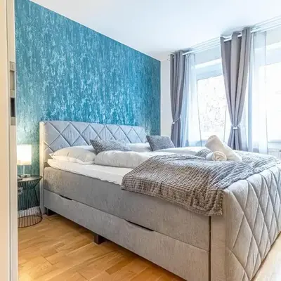 Nice 1BR & 1LR Apt with Balcony