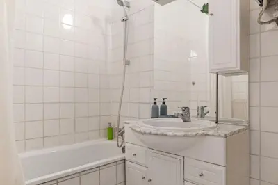 Ein Badezimmer in der Unterkunft Pleasant 2BR Apt Perfect for short & long stays