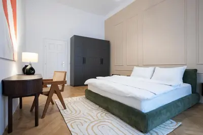 Ein Bett oder Betten in einem Zimmer der Unterkunft Elegant 2BR Apt near Parliament, Self 24h Check-in