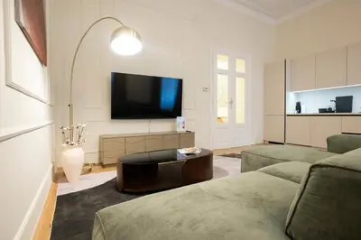 TV/Unterhaltungsangebot in der Unterkunft Elegant 2BR Apt near Parliament, Self 24h Check-in