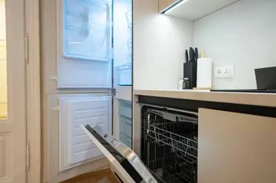 Küche/Küchenzeile in der Unterkunft Elegant 2BR Apt near Parliament, Self 24h Check-in