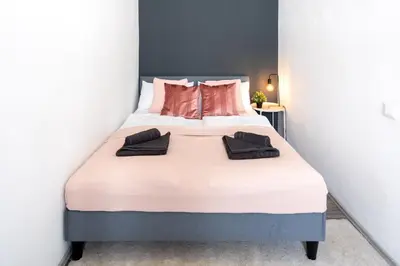 Ein Bett oder Betten in einem Zimmer der Unterkunft Comfortable Spacious Apartment by Hanovermarkt & the Danube