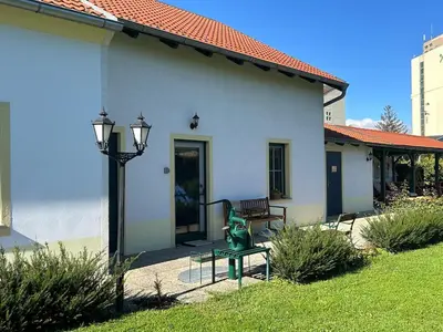 Das Gebäude in dem sich das Ferienhaus befindet
