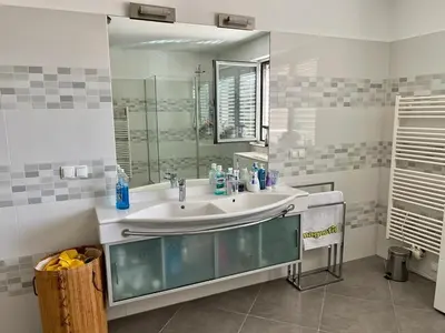 Ein Badezimmer in der Unterkunft Fantastic villa in Fischamend