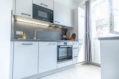 Küche/Küchenzeile in der Unterkunft Sweet 2BR & 1LR Apartment, Around Donaustadt