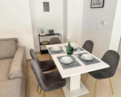 Ein Sitzbereich in der Unterkunft Spacious & Cozy Guesthouse - Near Metro & City Center - 3 Beds for 5 Person