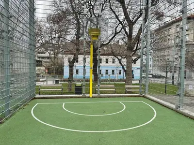 Ein Kinderspielbereich in der Unterkunft Spacious & Cozy Guesthouse - Near Metro & City Center - 3 Beds for 5 Person