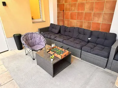 Ein Sitzbereich in der Unterkunft Spacious & Cozy Guesthouse - Near Metro & City Center - 3 Beds for 5 Person
