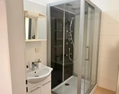 Ein Badezimmer in der Unterkunft Spacious & Cozy Guesthouse - Near Metro & City Center - 3 Beds for 5 Person