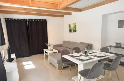 Ein Sitzbereich in der Unterkunft Spacious & Cozy Guesthouse - Near Metro & City Center - 3 Beds for 5 Person