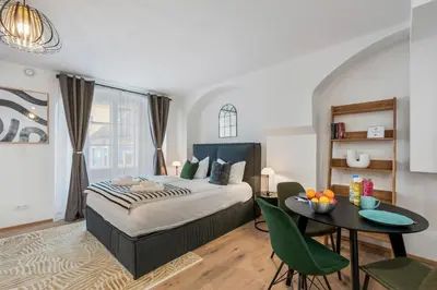 Ein Bett oder Betten in einem Zimmer der Unterkunft Modern Housing Apartments