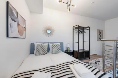 Ein Bett oder Betten in einem Zimmer der Unterkunft Modern Housing Apartments