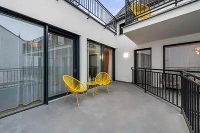 Ein Balkon oder eine Terrasse in der Unterkunft Modern Housing Apartments