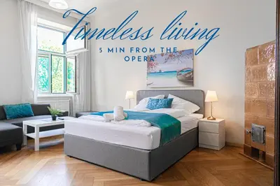 Ein Bett oder Betten in einem Zimmer der Unterkunft Stylish 2BR Retreat Steps from AKH & Volksoper