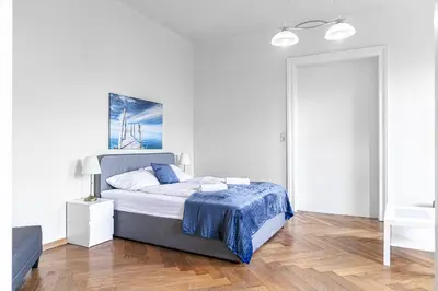 Ein Bett oder Betten in einem Zimmer der Unterkunft Stylish 2BR Retreat Steps from AKH & Volksoper