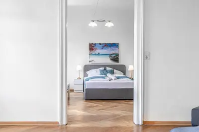 Ein Bett oder Betten in einem Zimmer der Unterkunft Stylish 2BR Retreat Steps from AKH & Volksoper