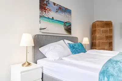 Ein Bett oder Betten in einem Zimmer der Unterkunft Stylish 2BR Retreat Steps from AKH & Volksoper