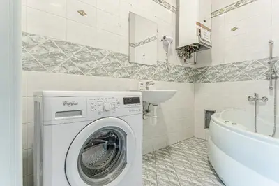 Ein Badezimmer in der Unterkunft Stylish 2BR Retreat Steps from AKH & Volksoper