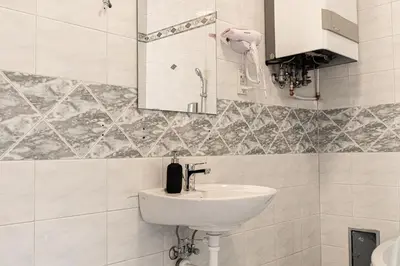 Ein Badezimmer in der Unterkunft Stylish 2BR Retreat Steps from AKH & Volksoper