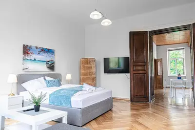 TV/Unterhaltungsangebot in der Unterkunft Stylish 2BR Retreat Steps from AKH & Volksoper