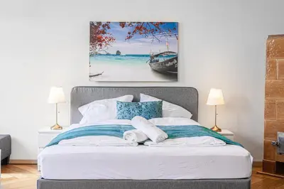 Ein Bett oder Betten in einem Zimmer der Unterkunft Stylish 2BR Retreat Steps from AKH & Volksoper