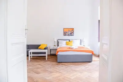 Ein Bett oder Betten in einem Zimmer der Unterkunft Cozy 2BR Apt with TV & Netflix, Steps from AKH