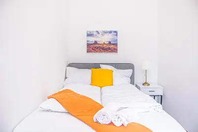 Ein Bett oder Betten in einem Zimmer der Unterkunft Cozy 2BR Apt with TV & Netflix, Steps from AKH