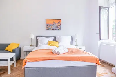 Ein Bett oder Betten in einem Zimmer der Unterkunft Cozy 2BR Apt with TV & Netflix, Steps from AKH