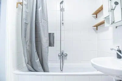 Ein Badezimmer in der Unterkunft Cozy 2BR Apt with TV & Netflix, Steps from AKH