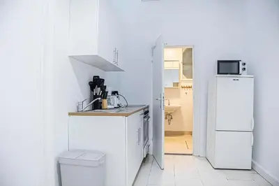 Küche/Küchenzeile in der Unterkunft Cozy 2BR Apt with TV & Netflix, Steps from AKH