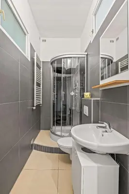 Ein Badezimmer in der Unterkunft King bed free parking fast wifi pet friendly