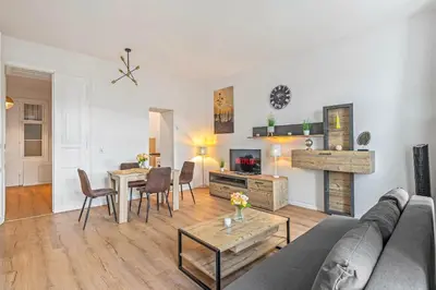 Ein Sitzbereich in der Unterkunft King bed free parking fast wifi pet friendly