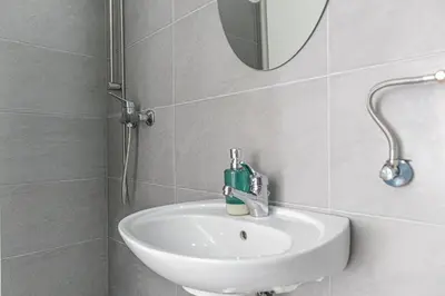 Ein Badezimmer in der Unterkunft Amazing 1BR Apt, next to AKH Building for Everyone
