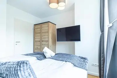 Ein Bett oder Betten in einem Zimmer der Unterkunft Chic 1BR & 1LR, Kingbed, only 9 min to City Center via Metro
